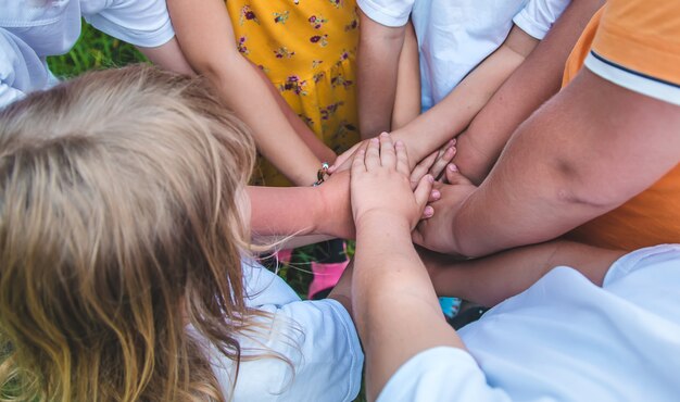 Kinder spielen mit gefalteten Händen