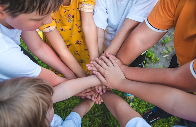 Kinder spielen mit gefalteten Händen