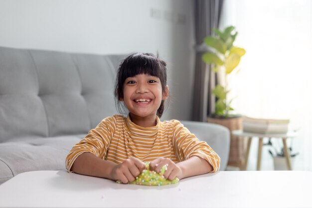 Kinder spielen mit Handgummi Schleim in Kinderhänden