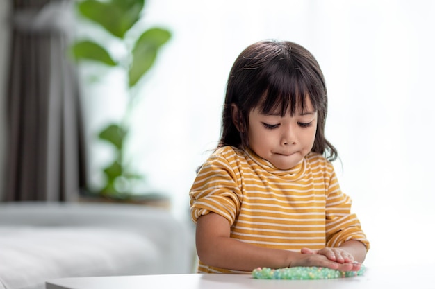 Kinder spielen mit Handgummi Schleim in Kinderhänden