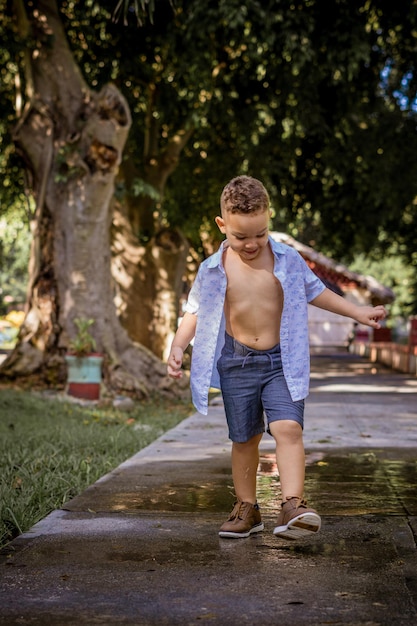 Kinder spielen mit ihrer Mutter im Freien in einem Park