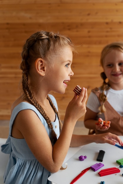 Foto kinder spielen mit knete