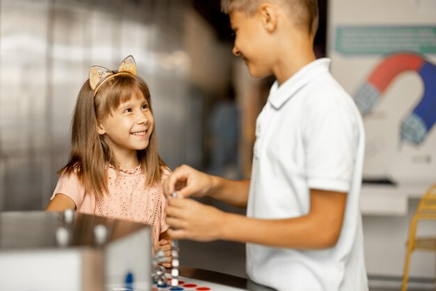 Kinder spielen mit Magneten im Wissenschaftsmuseum