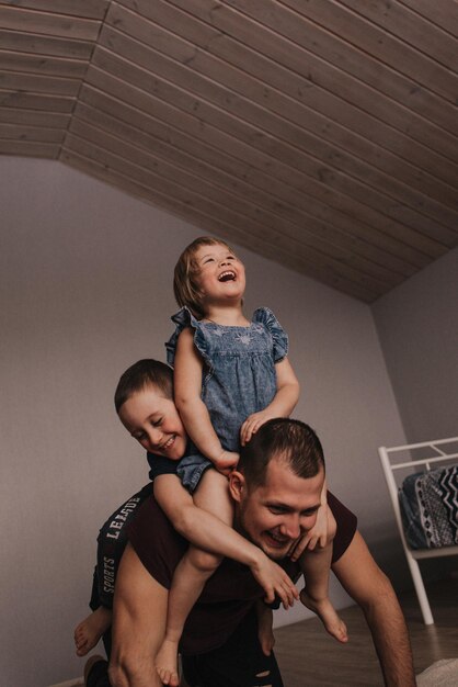 Kinder spielen Pferd mit Papa