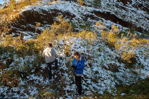 Kinder spielen Schneeball in Santa Catarina Brasilien