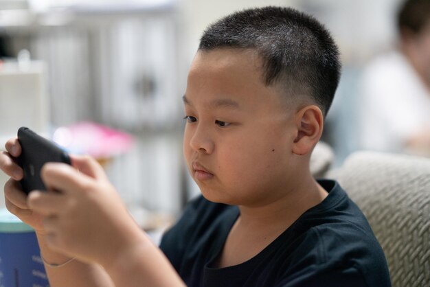 Foto kinder spielen spiele auf mobiltelefonen im haus