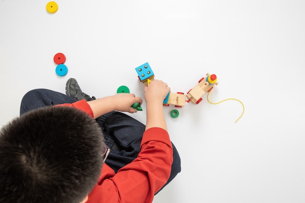 Kinder spielen Spielzeugeisenbahn