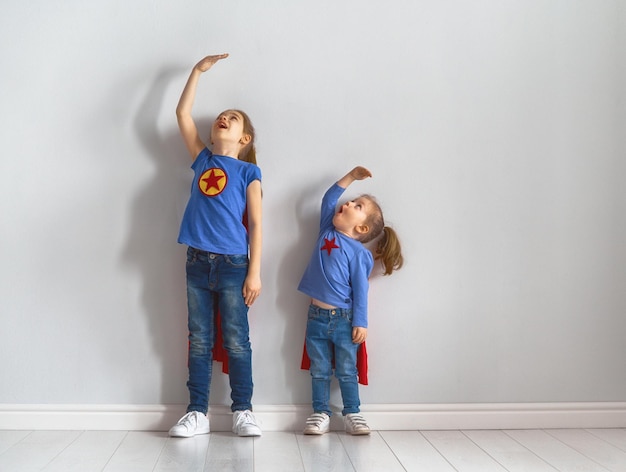 Kinder spielen Superhelden