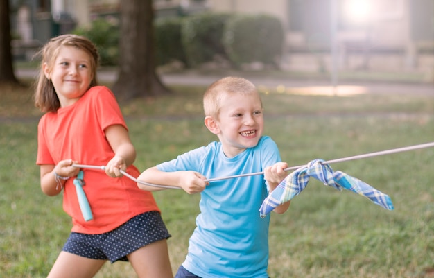 Kinder spielen Tauziehen im Park