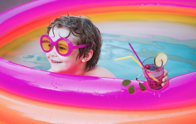 Foto kinder spielen und aktive freizeit poolkonzept cocktails getränke karibisches meer auf den bahamas