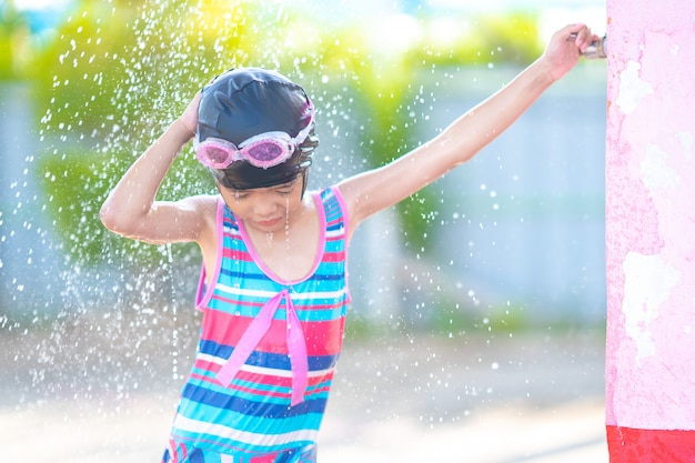 Kinder spielen und baden nach dem schwimmen im schwimmbad