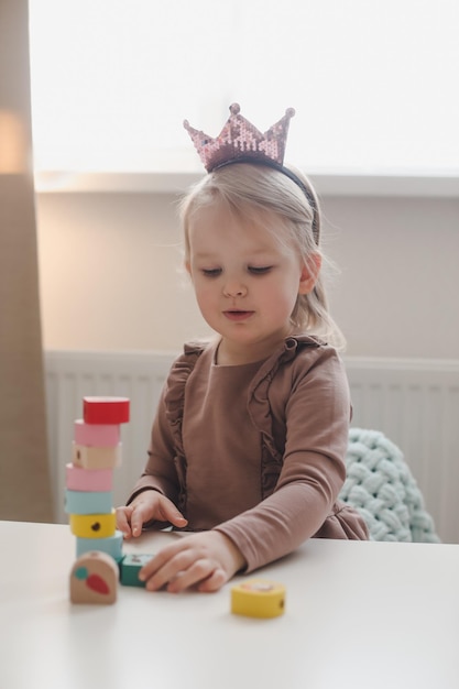 Kinder spielen und bauen mit bunten Holzspielzeugen frühes Lernen und Entwicklung