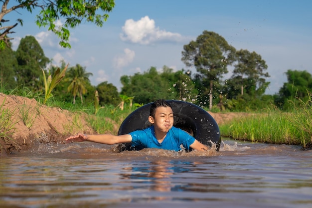 Kinder spielen und schwimmen im Kanal