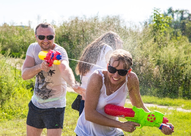 Kinder spielen Wasserschlacht Wasserspielschlacht