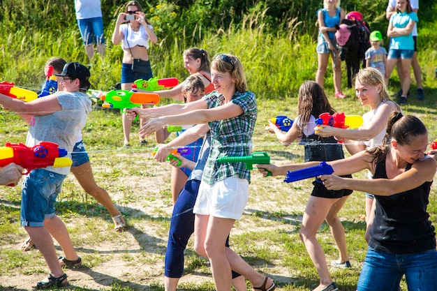 Kinder spielen Wasserschlacht Wasserspielschlacht