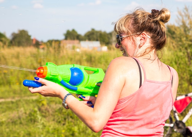 Kinder spielen Wasserschlacht Wasserspielschlacht