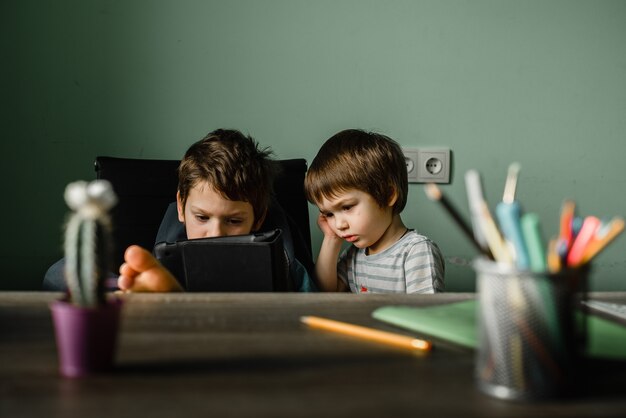 Kinder spielen zu Hause Tablet