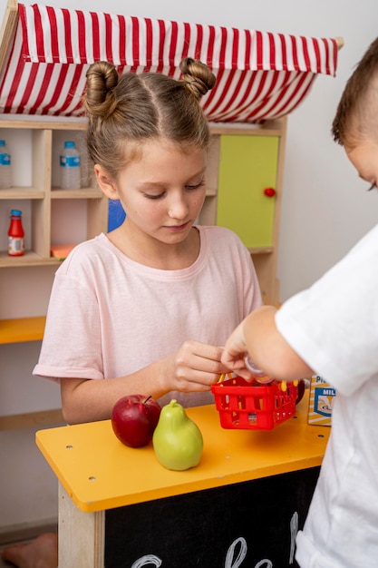 Kinder spielen zu Hause zusammen