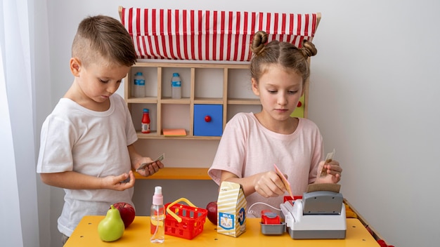 Foto kinder spielen zu hause zusammen