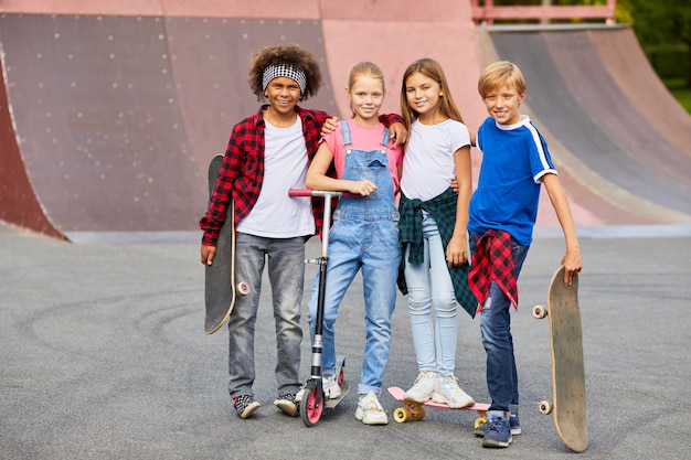 Kinder spielen zusammen im Freien