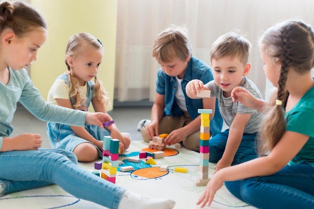 Foto kinder spielen zusammen im kindergarten