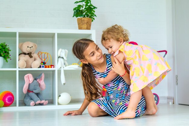 Kinder spielen zusammen im Raum Selektiver Fokus