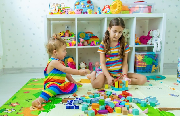 Kinder spielen zusammen im Spielzimmer Selektiver Fokus Kid