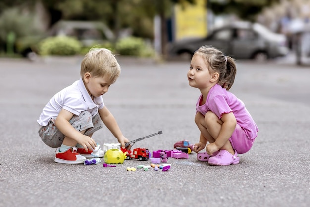 Kinder spielen