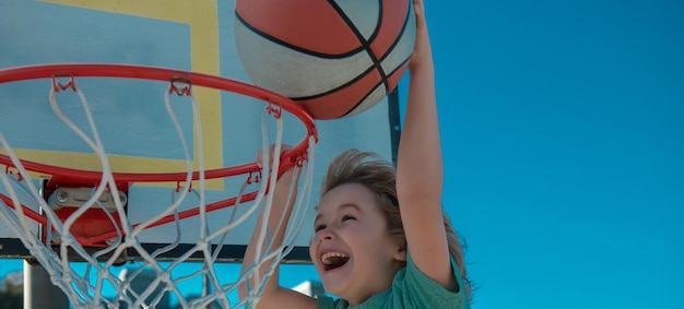 Foto kinder-sportaktivität kinder spielen basketball kinder-lebensstil nahaufnahme gesicht von kinder-basketball