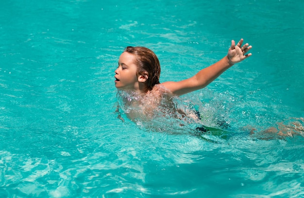 Kinder spritzen im Schwimmbad Schwimmen Wassersportaktivität im Sommerurlaub mit Kind