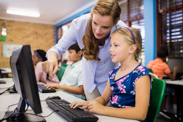 Kinder suchen ihren Computer