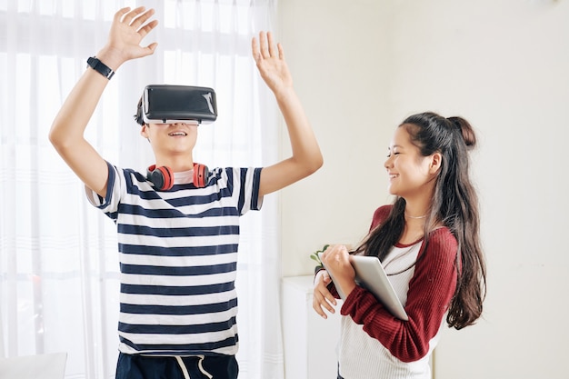 Kinder testen vr Brille