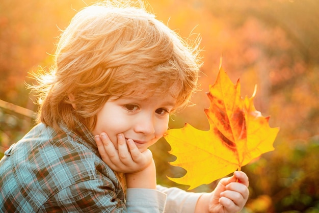 Kinder träumen Herbsttraum Kinderträume über die Herbstnatur Kindheitstraumkonzept Tagträumer Kinderträume