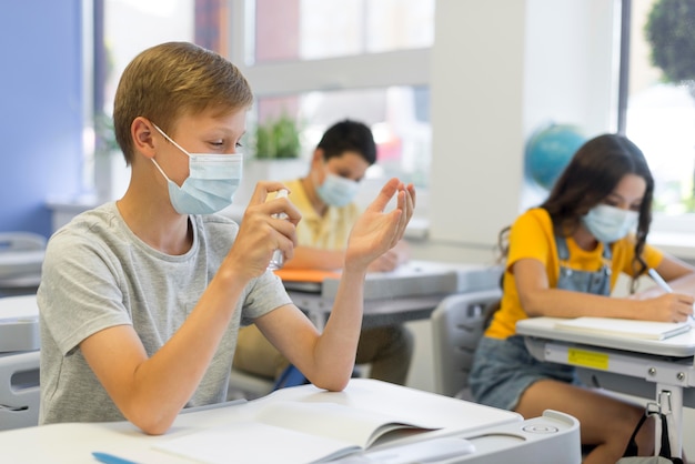 Kinder tragen Maske im Unterricht