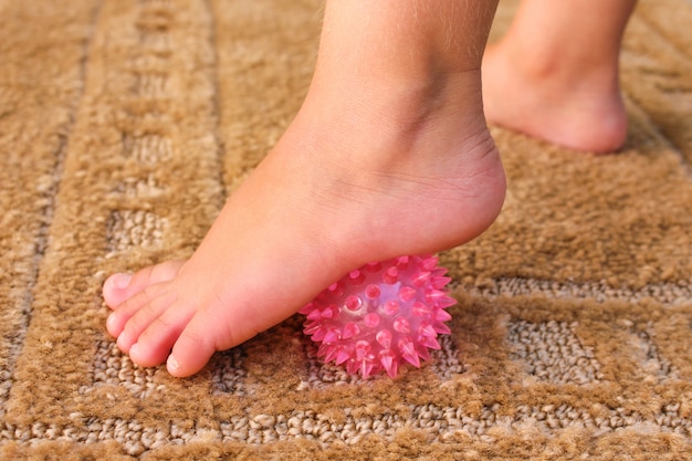 Kinder trainieren für Fußmassageball