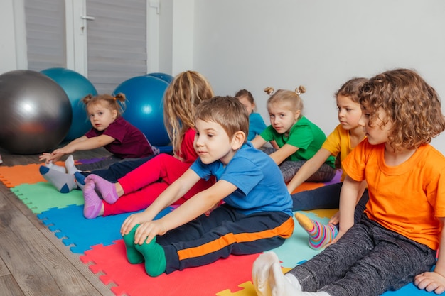 Kinder trainieren während des Sportunterrichts in der Vorschule