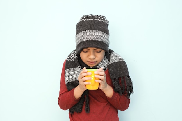 Kinder trinken Medizin leiden unter Grippefieber, Kopfschmerzen und Husten Stock Foto isoliert auf weißem Ba