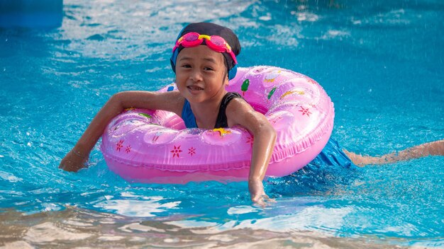 Kinder tummeln sich im Wasserpark. Es ist ein sonniger, perfekter Tag, um nass zu werden und hart zu spielen.