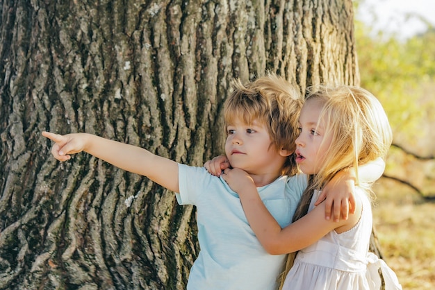 Kinder umarmen im Freien im Frühling oder Sommer Naturhintergrund