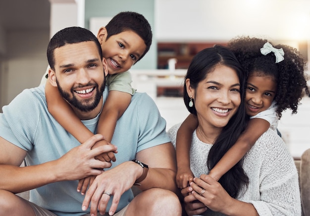 Kinder umarmen sich zu Hause entspannen und Eltern mit einem Lächeln für ein glückliches Haus auf dem Wohnzimmersofa zusammen Porträt einer afrikanischen Familie, Kinder und Menschen, die sich glücklich auf der Couch in der Lounge umarmen