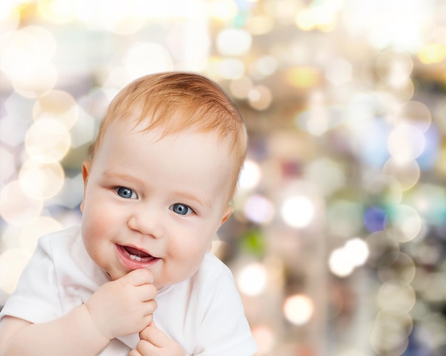 Kinder- und Kleinkindkonzept - lächelndes kleines Baby