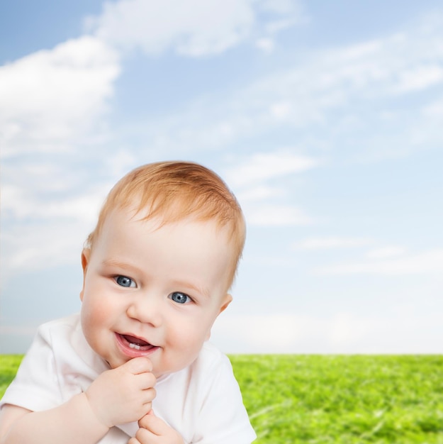 Kinder- und Kleinkindkonzept - lächelndes kleines Baby