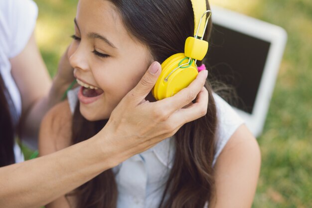 Kinder und Lehrer genießen im Park