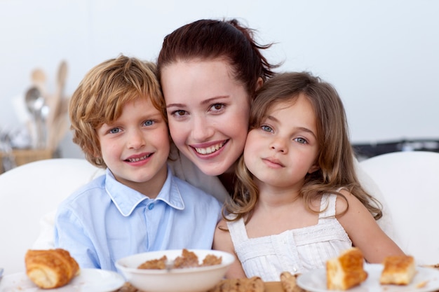 Kinder und Mutter frühstücken