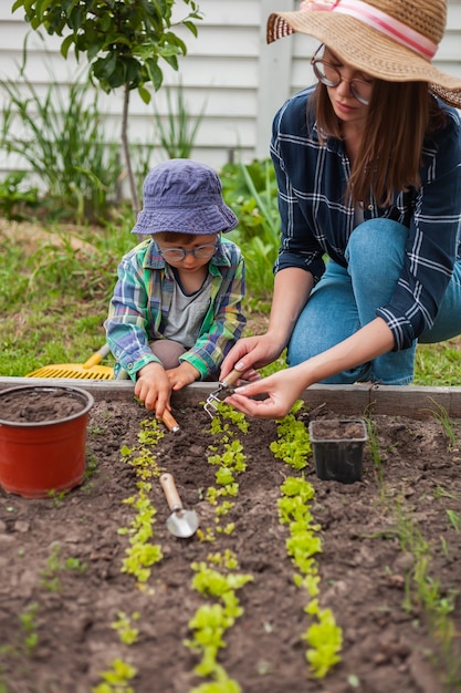 Kinder- und Muttergartenarbeit im Gemüsegarten im Hinterhof