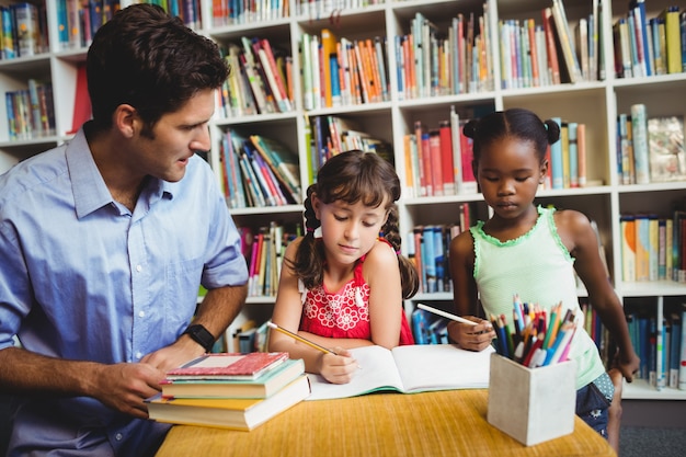 Kinder und Papa in der Bibliothek