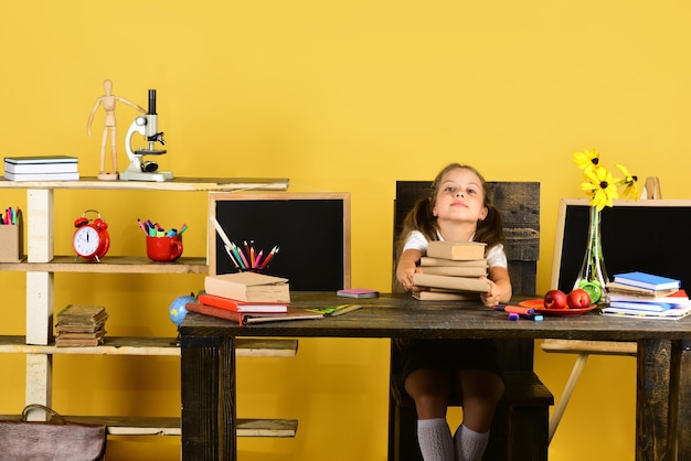 Kinder- und Schulmaterial auf gelbem Hintergrund