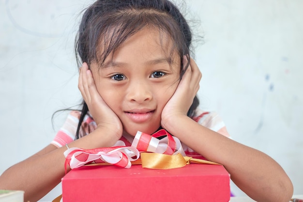 Kinder und selbstgemachte Geschenke, um Mama zu überraschen