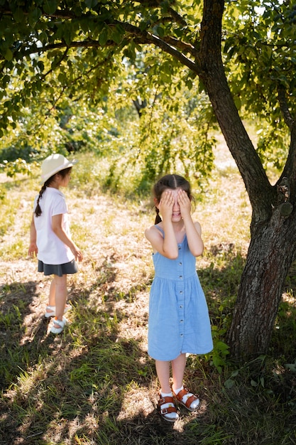 Foto kinder verbringen zeit im freien in einer ländlichen gegend und genießen ihre kindheit