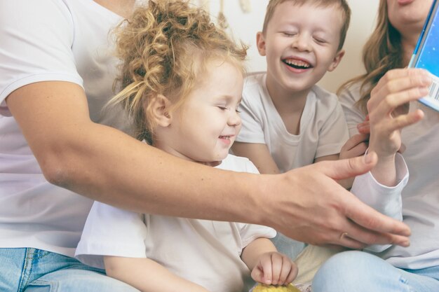 Kinder verbringen Zeit mit Spielen. Glückliches Familienkonzept.